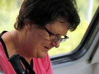 2015 Wein 009  Regina studiert die Reiseroute, jedenfalls das was bekannt war